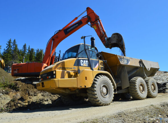 Hitachi-gravemaskin-og-Cat-730-dumper-1-e1467321533765